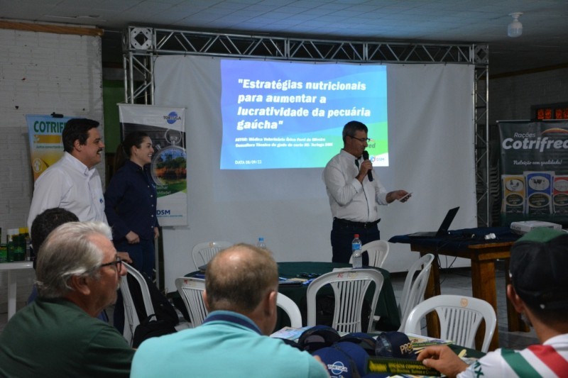 Suplementação estratégica para gado de corte e controle de carrapatos é tema de palestra realizada pela Cotrifred