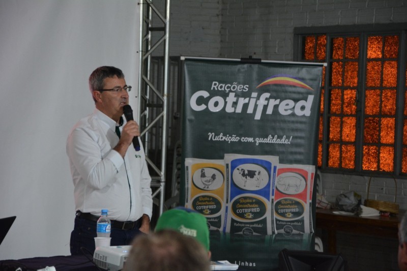 Suplementação estratégica para gado de corte e controle de carrapatos é tema de palestra realizada pela Cotrifred