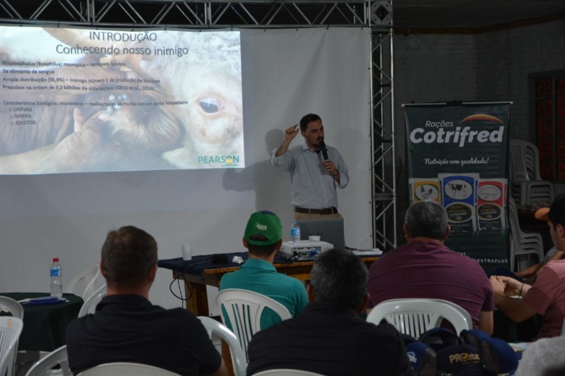 Suplementação estratégica para gado de corte e controle de carrapatos é tema de palestra realizada pela Cotrifred