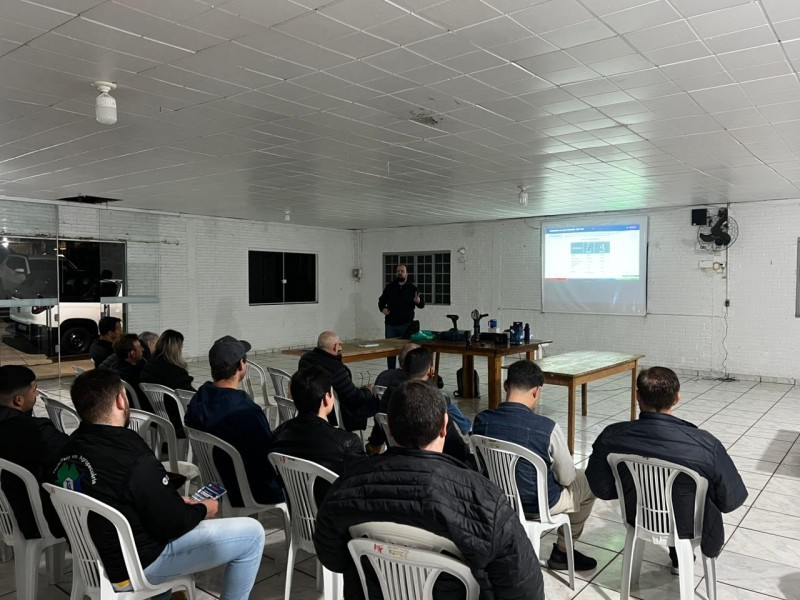 Treinamento sobre produtos Bosch qualifica equipe de vendas da Cotrifred