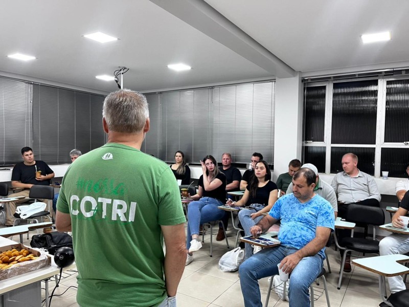 Treinamento técnico sobre híbridos de milho fortalece equipe da Cotrifred