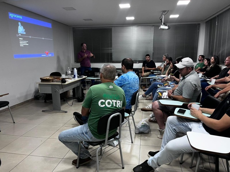 Treinamento técnico sobre híbridos de milho fortalece equipe da Cotrifred