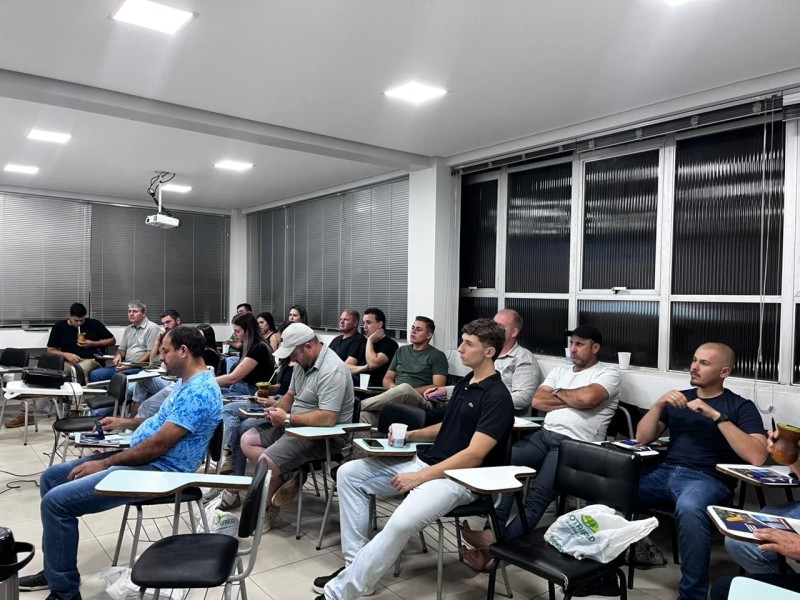 Treinamento técnico sobre híbridos de milho fortalece equipe da Cotrifred